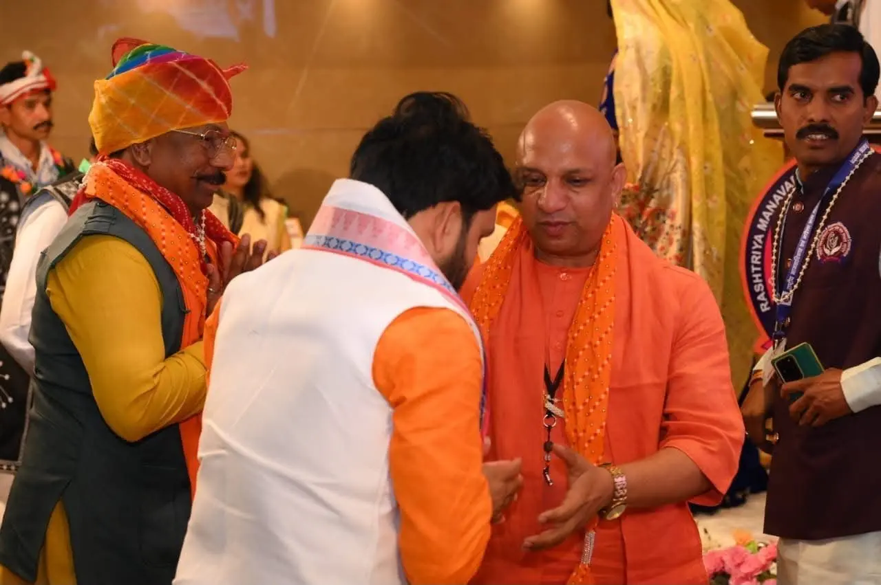 Acharya Tribhuvan Ji greeting guests at the convention