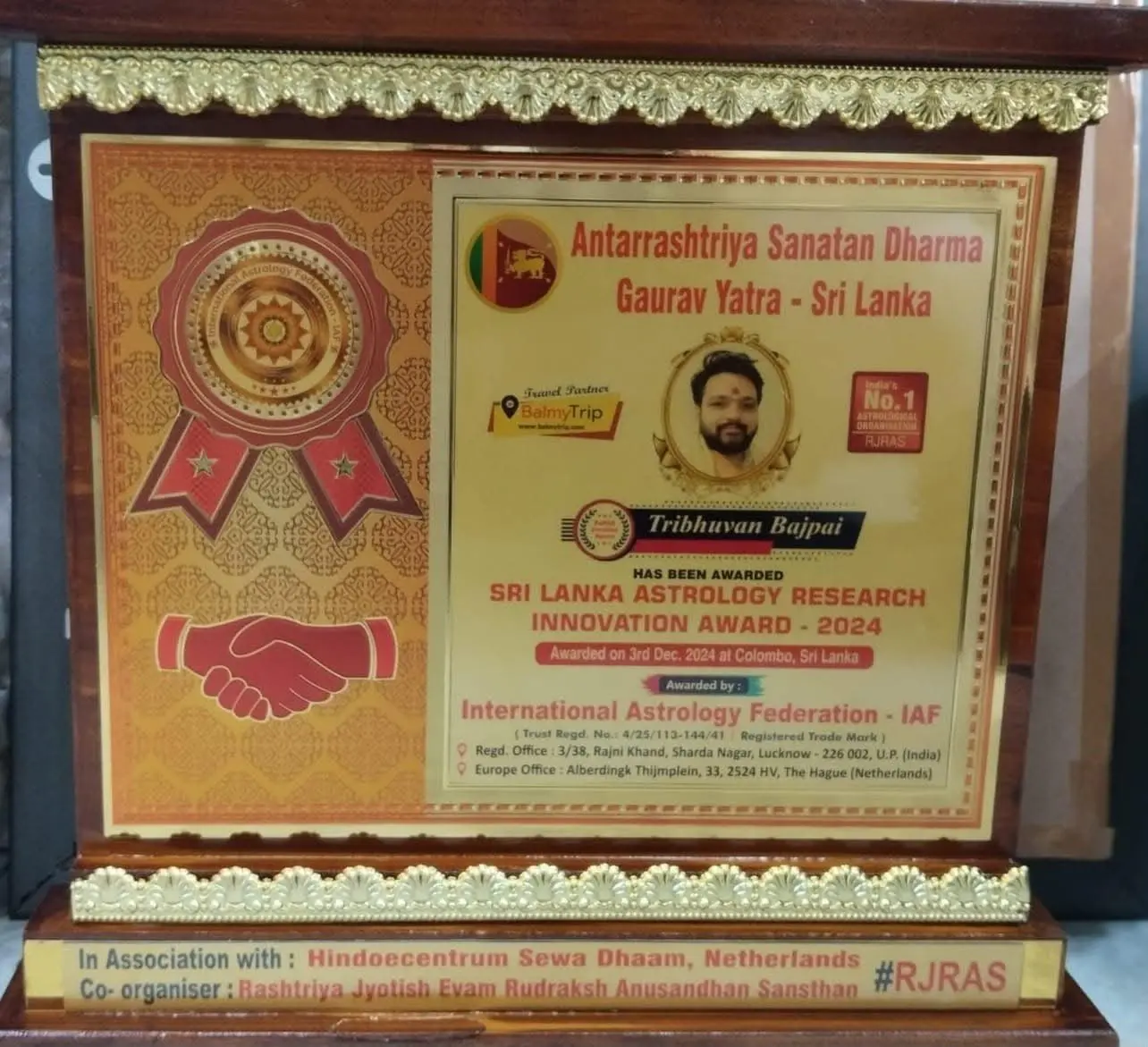 पट्टिका: त्रिभुवन बाजपेई को इंटरनेशनल एस्ट्रोलॉजी फ़ेडरेशन द्वारा श्रीलंका एस्ट्रोलॉजी रिसर्च इनोवेशन अवॉर्ड 2024, कोलंबो, 3 दिसंबर 2024