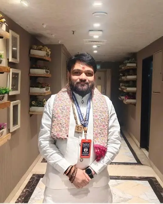 सफ़ेद कुर्ते और कढ़ाईदार शॉल में आचार्य त्रिभुवन जी महाराज